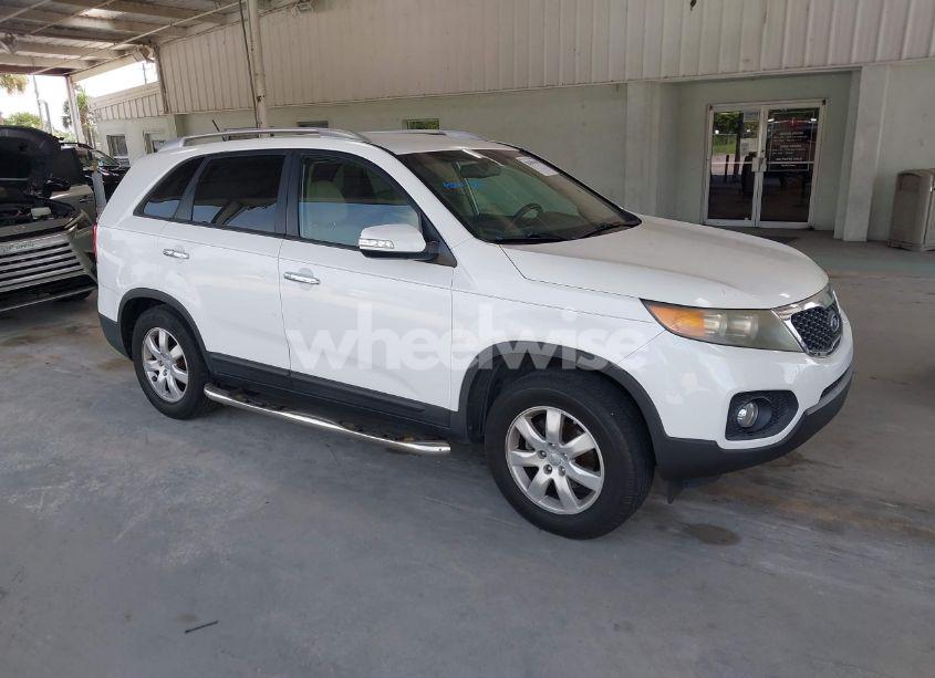 2013 Kia Sorento LX (VIN 5XYKT3A69DG370190) main photo