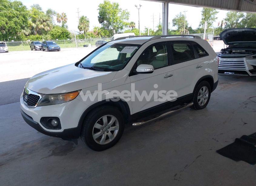 Photo 2 of 2013 Kia Sorento LX (VIN 5XYKT3A69DG370190)