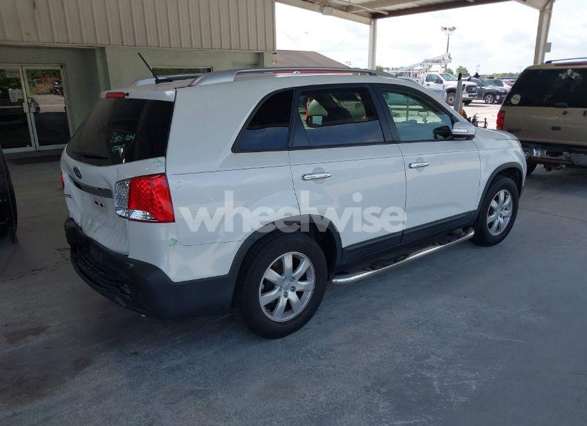 Photo 4 of 2013 Kia Sorento LX (VIN 5XYKT3A69DG370190)