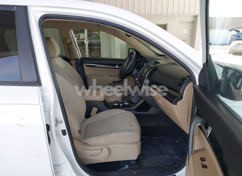 Photo 5 of 2013 Kia Sorento LX (VIN 5XYKT3A69DG370190)