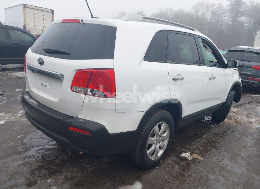 Photo 4 of 2013 Kia Sorento LX (VIN 5XYKT3A69DG386390)