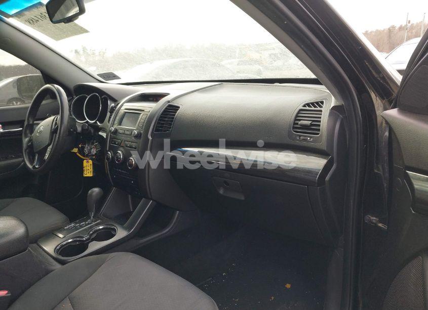 Photo 5 of 2013 Kia Sorento LX (VIN 5XYKT3A69DG416424)