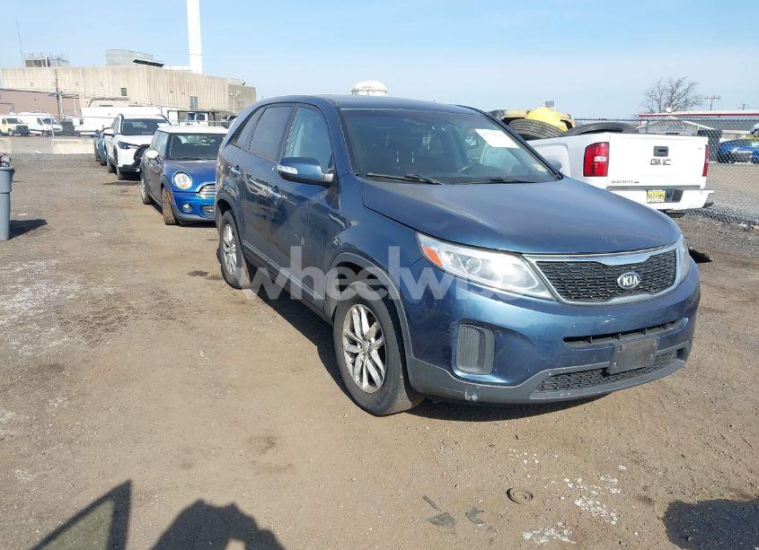 2014 Kia Sorento LX (VIN 5XYKT3A69EG431054) main photo