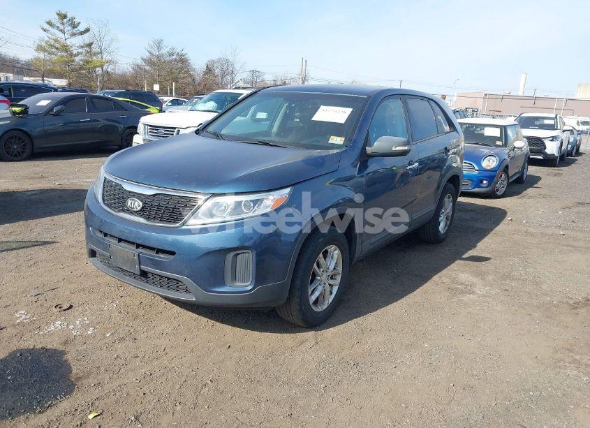 Photo 2 of 2014 Kia Sorento LX (VIN 5XYKT3A69EG431054)