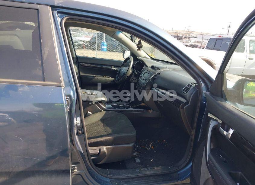 Photo 5 of 2014 Kia Sorento LX (VIN 5XYKT3A69EG431054)