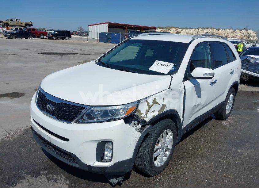 Photo 2 of 2014 Kia Sorento LX (VIN 5XYKT3A69EG435962)