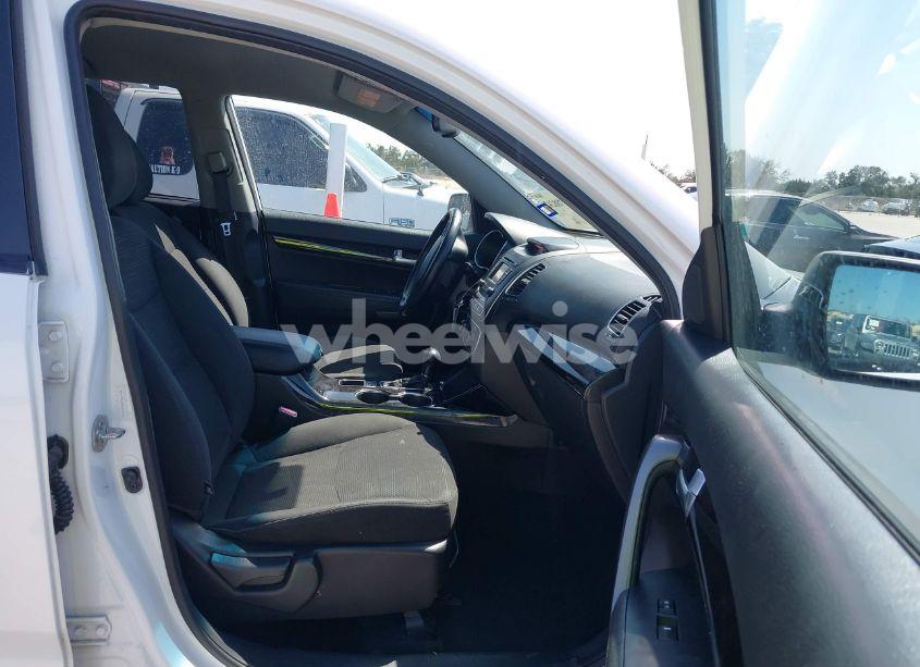 Photo 5 of 2014 Kia Sorento LX (VIN 5XYKT3A69EG435962)