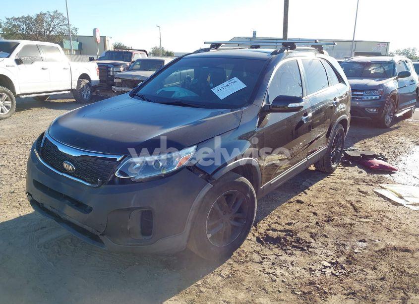 Photo 2 of 2014 Kia Sorento LX (VIN 5XYKT3A69EG475944)