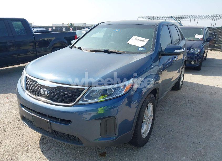 Photo 2 of 2014 Kia Sorento LX (VIN 5XYKT3A69EG480299)