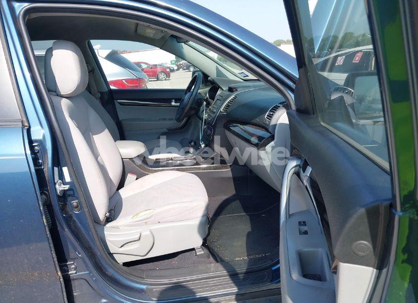 Photo 5 of 2014 Kia Sorento LX (VIN 5XYKT3A69EG480299)