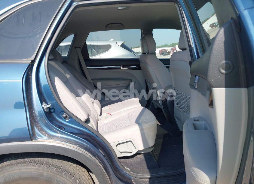 Photo 8 of 2014 Kia Sorento LX (VIN 5XYKT3A69EG480299)