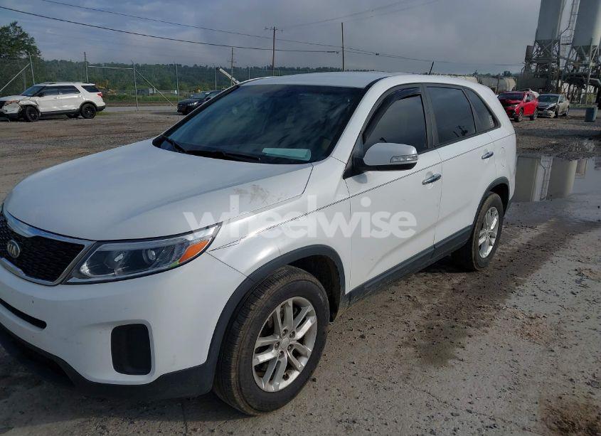 Photo 2 of 2014 Kia Sorento LX (VIN 5XYKT3A69EG486006)