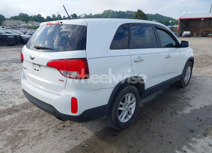 Photo 4 of 2014 Kia Sorento LX (VIN 5XYKT3A69EG486006)