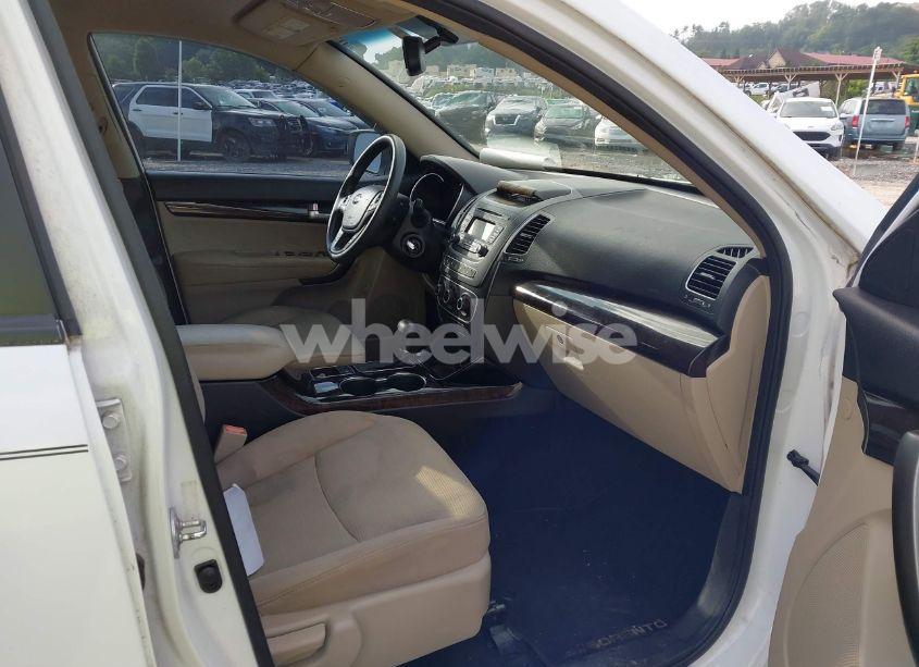 Photo 5 of 2014 Kia Sorento LX (VIN 5XYKT3A69EG486006)