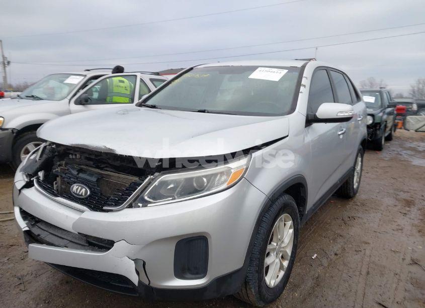 Photo 2 of 2014 Kia Sorento LX (VIN 5XYKT3A69EG487947)