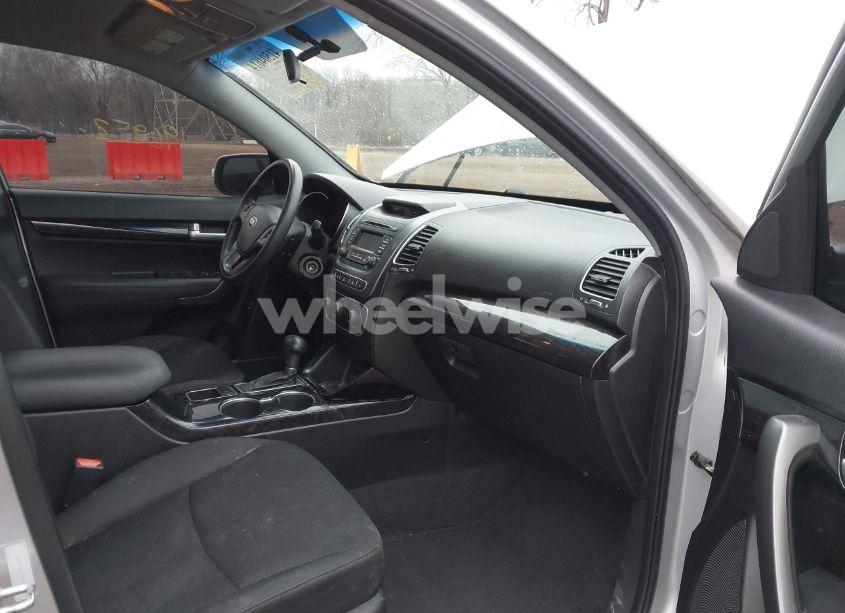 Photo 5 of 2014 Kia Sorento LX (VIN 5XYKT3A69EG487947)