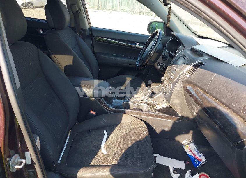 Photo 5 of 2014 Kia Sorento LX (VIN 5XYKT3A69EG499967)