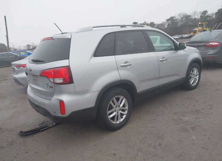 Photo 4 of 2014 Kia Sorento LX (VIN 5XYKT3A69EG507646)