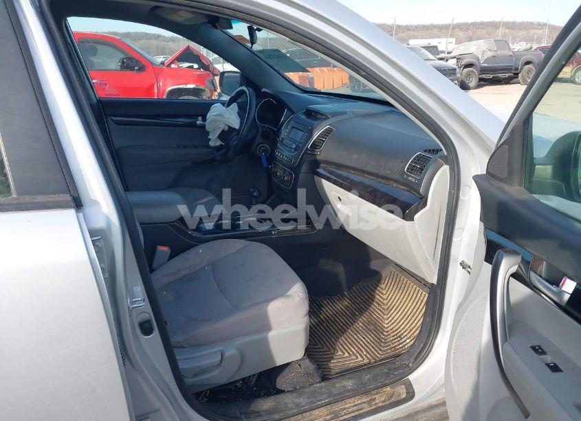 Photo 5 of 2014 Kia Sorento LX (VIN 5XYKT3A69EG512216)