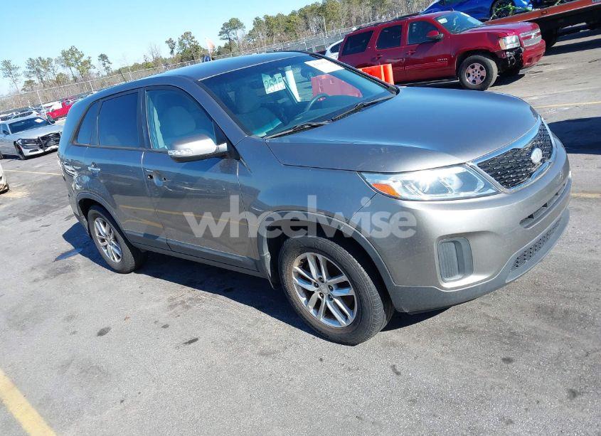 2014 Kia Sorento LX (VIN 5XYKT3A69EG518145) main photo