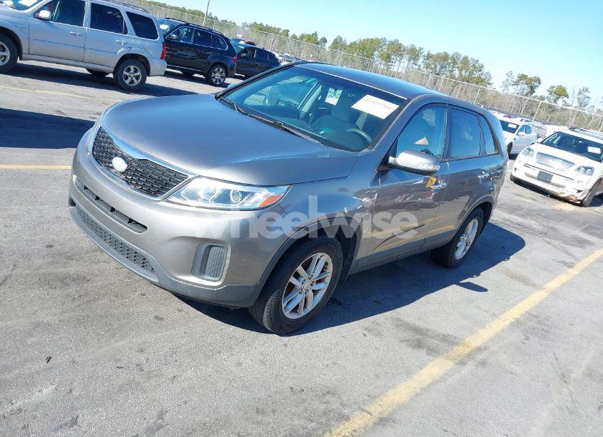 Photo 2 of 2014 Kia Sorento LX (VIN 5XYKT3A69EG518145)