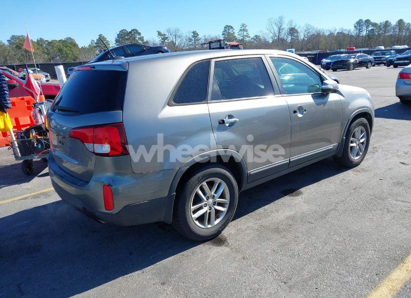 Photo 4 of 2014 Kia Sorento LX (VIN 5XYKT3A69EG518145)