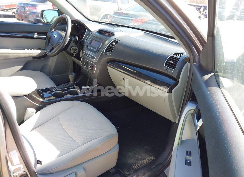 Photo 5 of 2014 Kia Sorento LX (VIN 5XYKT3A69EG518145)