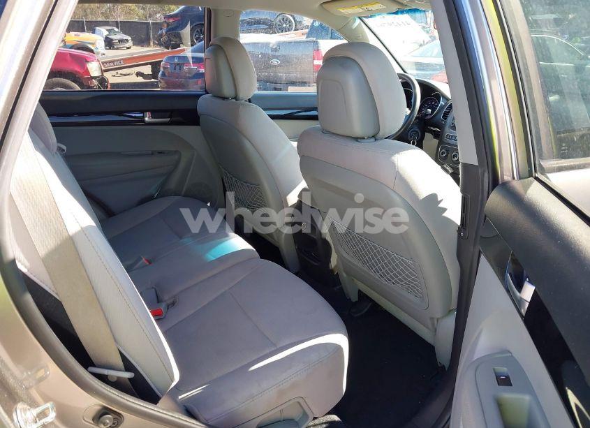 Photo 8 of 2014 Kia Sorento LX (VIN 5XYKT3A69EG518145)