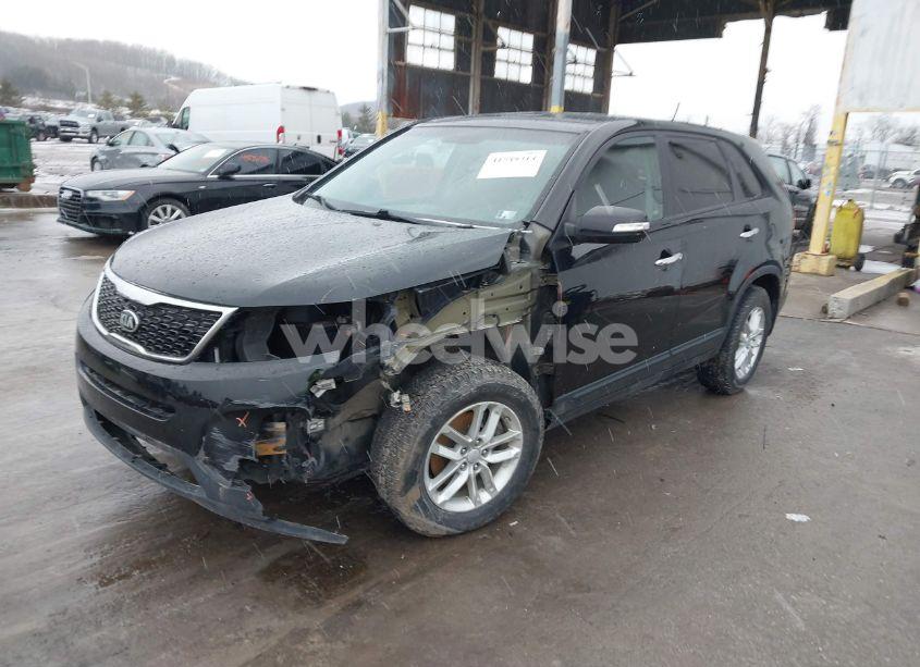 Photo 2 of 2014 Kia Sorento LX (VIN 5XYKT3A69EG522390)