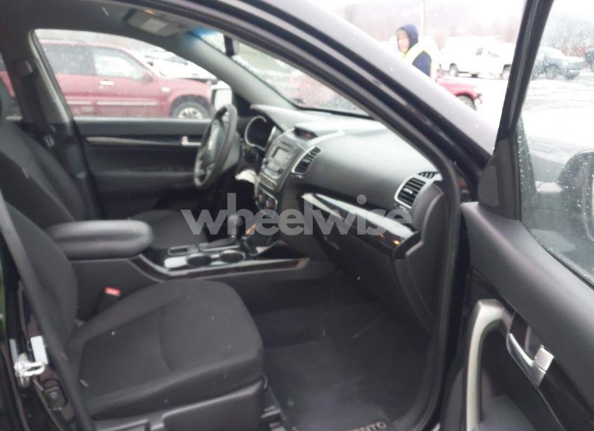 Photo 5 of 2014 Kia Sorento LX (VIN 5XYKT3A69EG522390)