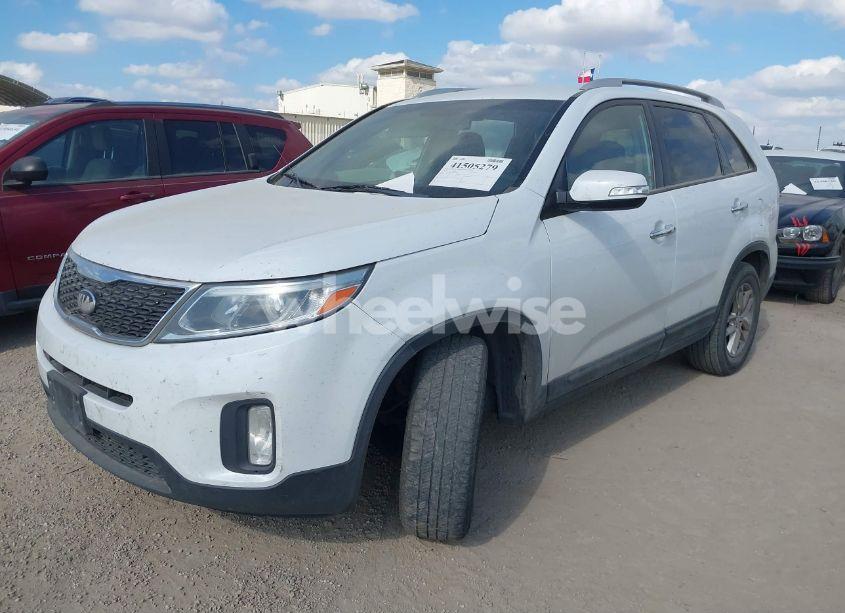 Photo 2 of 2015 Kia Sorento LX (VIN 5XYKT3A69FG565497)