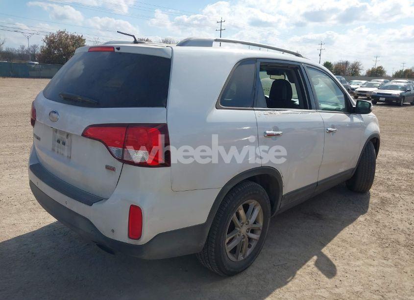 Photo 4 of 2015 Kia Sorento LX (VIN 5XYKT3A69FG565497)