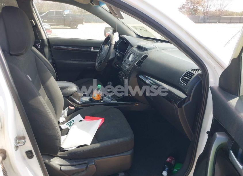 Photo 5 of 2015 Kia Sorento LX (VIN 5XYKT3A69FG565497)