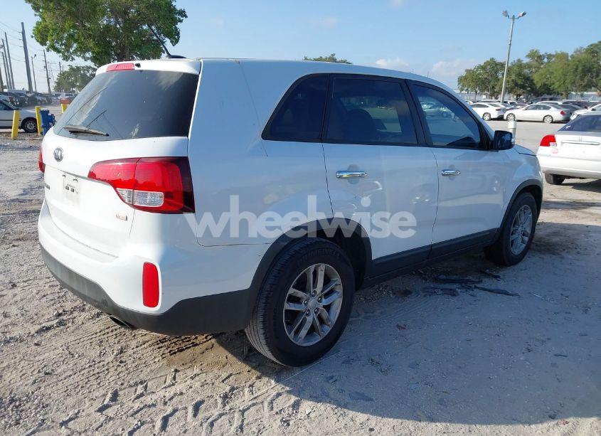 Photo 4 of 2015 Kia Sorento LX (VIN 5XYKT3A69FG575172)