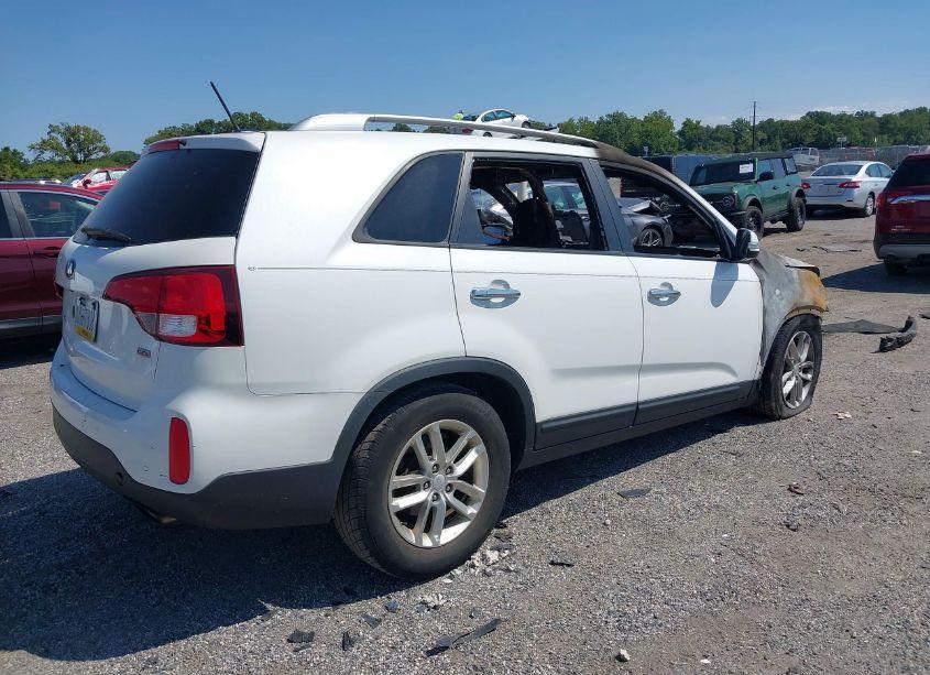Photo 4 of 2015 Kia Sorento LX (VIN 5XYKT3A69FG661906)