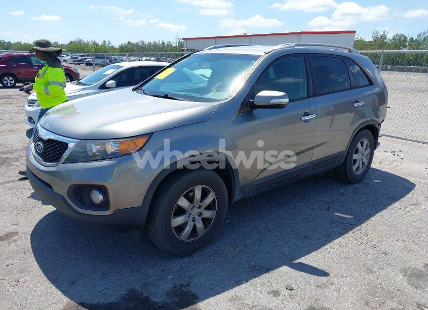 Photo 2 of 2012 Kia Sorento LX (VIN 5XYKT3A6XCG199254)
