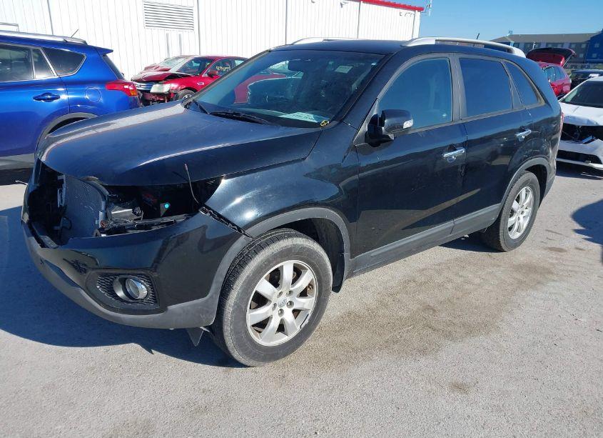 Photo 2 of 2013 Kia Sorento LX (VIN 5XYKT3A6XDG363488)