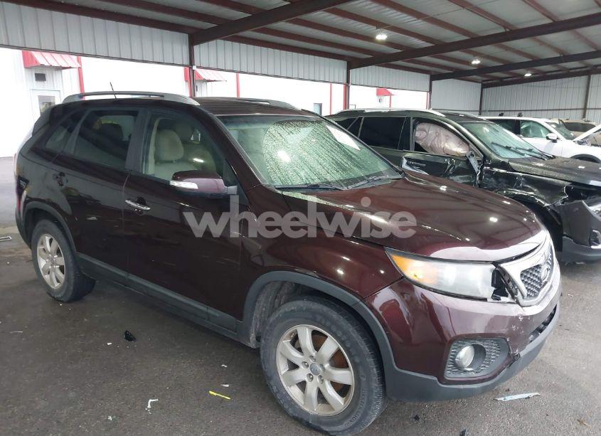 2013 Kia Sorento LX (VIN 5XYKT3A6XDG384793) main photo