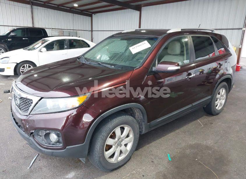 Photo 2 of 2013 Kia Sorento LX (VIN 5XYKT3A6XDG384793)