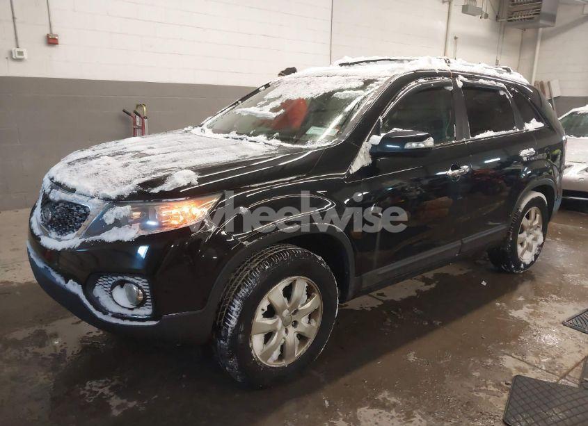 Photo 2 of 2013 Kia Sorento LX (VIN 5XYKT3A6XDG405772)