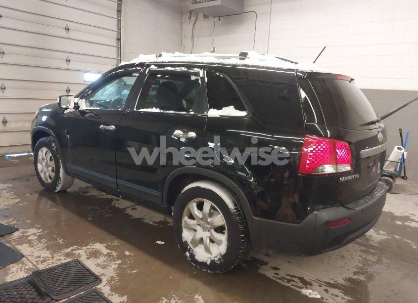 Photo 3 of 2013 Kia Sorento LX (VIN 5XYKT3A6XDG405772)