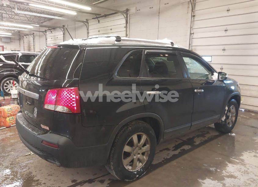 Photo 4 of 2013 Kia Sorento LX (VIN 5XYKT3A6XDG405772)