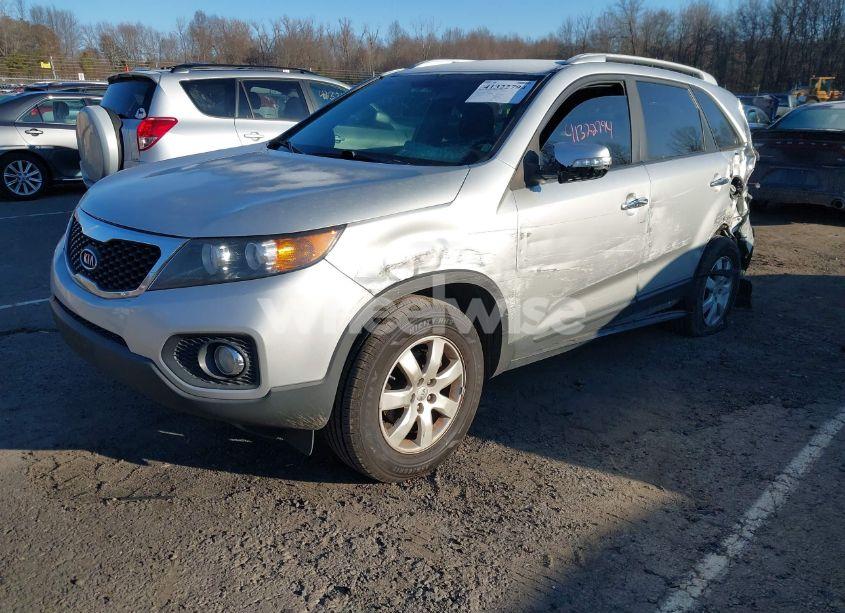 Photo 2 of 2013 Kia Sorento LX (VIN 5XYKT3A6XDG406288)
