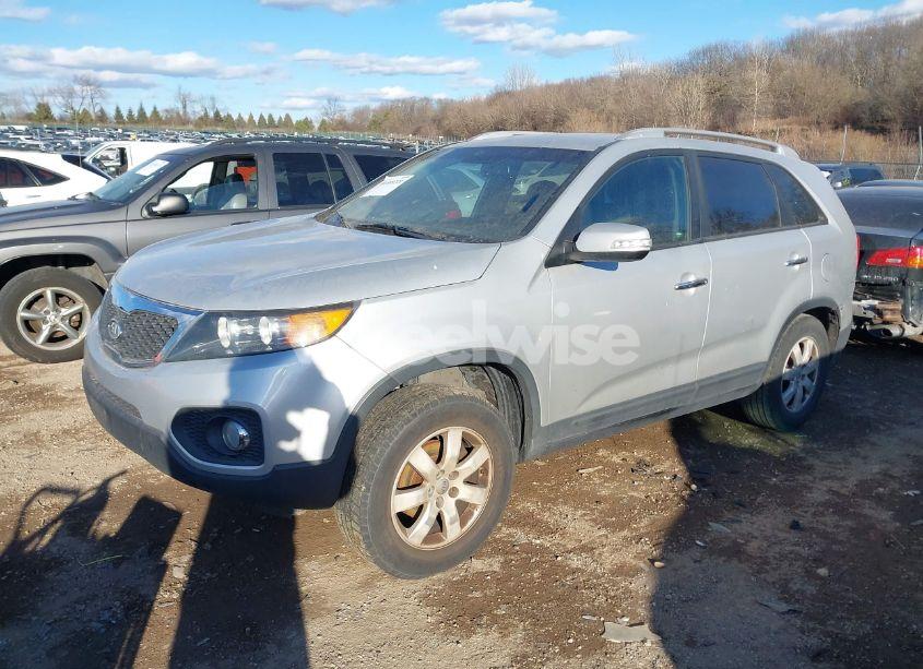 Photo 2 of 2013 Kia Sorento LX (VIN 5XYKT3A6XDG417565)
