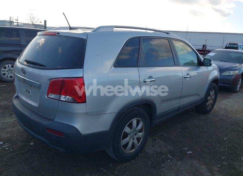 Photo 4 of 2013 Kia Sorento LX (VIN 5XYKT3A6XDG417565)