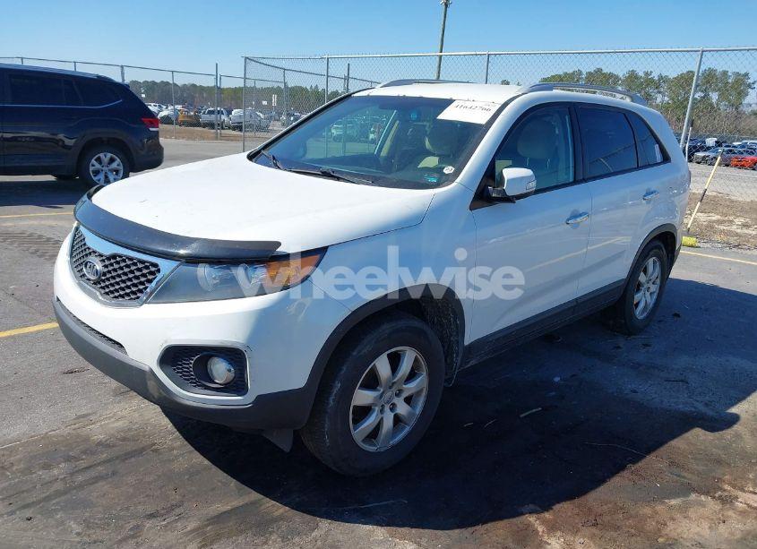 Photo 2 of 2013 Kia Sorento LX (VIN 5XYKT3A6XDG421406)