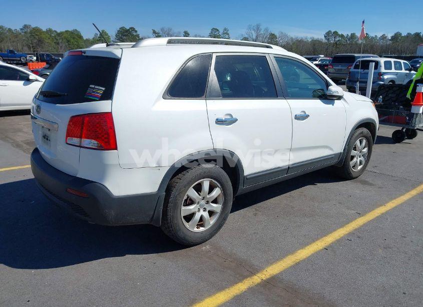 Photo 4 of 2013 Kia Sorento LX (VIN 5XYKT3A6XDG421406)