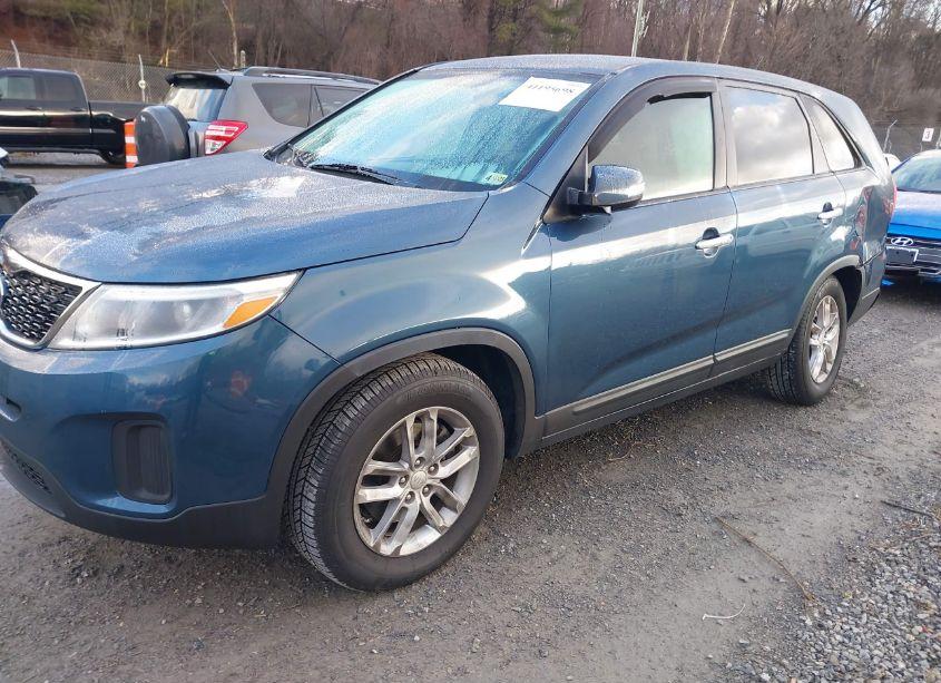 Photo 2 of 2014 Kia Sorento LX (VIN 5XYKT3A6XEG434576)