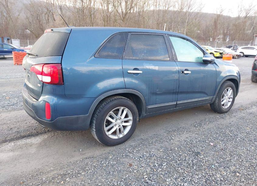 Photo 4 of 2014 Kia Sorento LX (VIN 5XYKT3A6XEG434576)