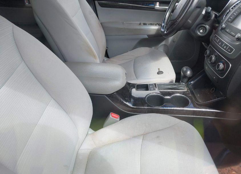 Photo 5 of 2014 Kia Sorento LX (VIN 5XYKT3A6XEG437560)